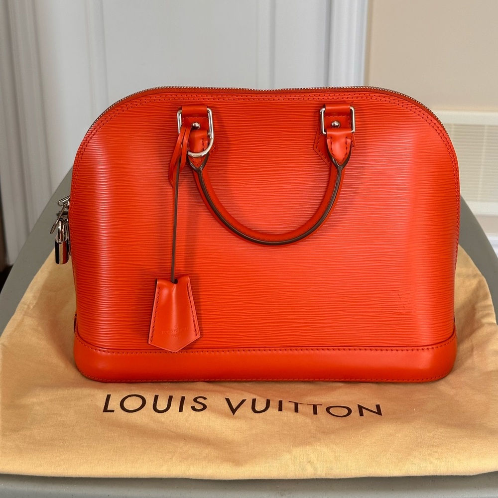 Louis Vuitton Alma handbag in Piment Epi leather PM with silver-tone hardware. - Picture 3 of 16